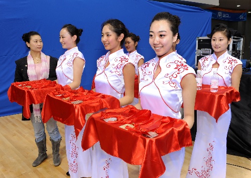 十一運會頒獎禮儀亮相 絕色美女帶妝演練，展現(xiàn)專業(yè)禮儀慶典服務